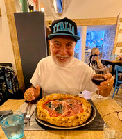 The best pizza crust that we have had in our lives, including NYC.